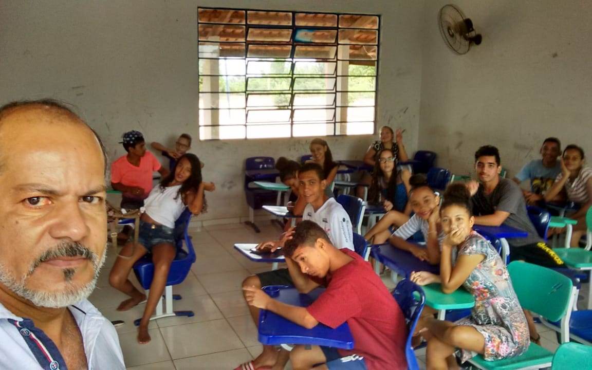 Professor Milton Teixeira e estudantes envolvidos no projeto de extensão (Foto: Divulgação)