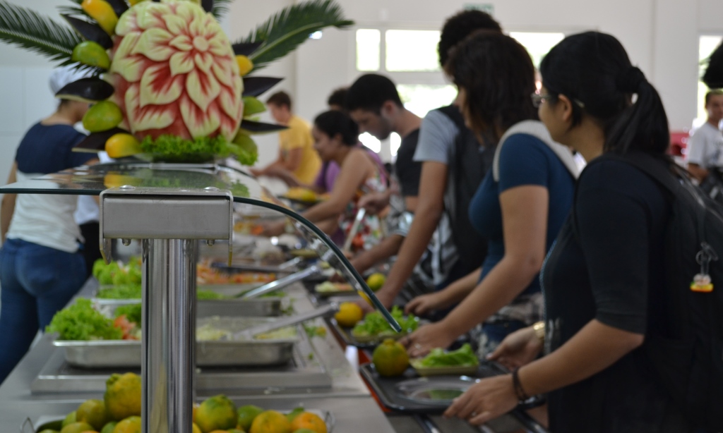 Alimentação por meio de restaurantes universitário é uma das formas de assistência estudantil (Foto: Acervo Sucom)