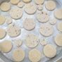 Produção de biscoito enriquecido com farinha da folha de mandioca (Foto: Lafruhtec/divulgação)