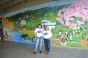Márcia de Camargo e Ana Stella em frente ao painel que tem 67,5 metros quadrados (Foto: Samuel Lima / Sucom)